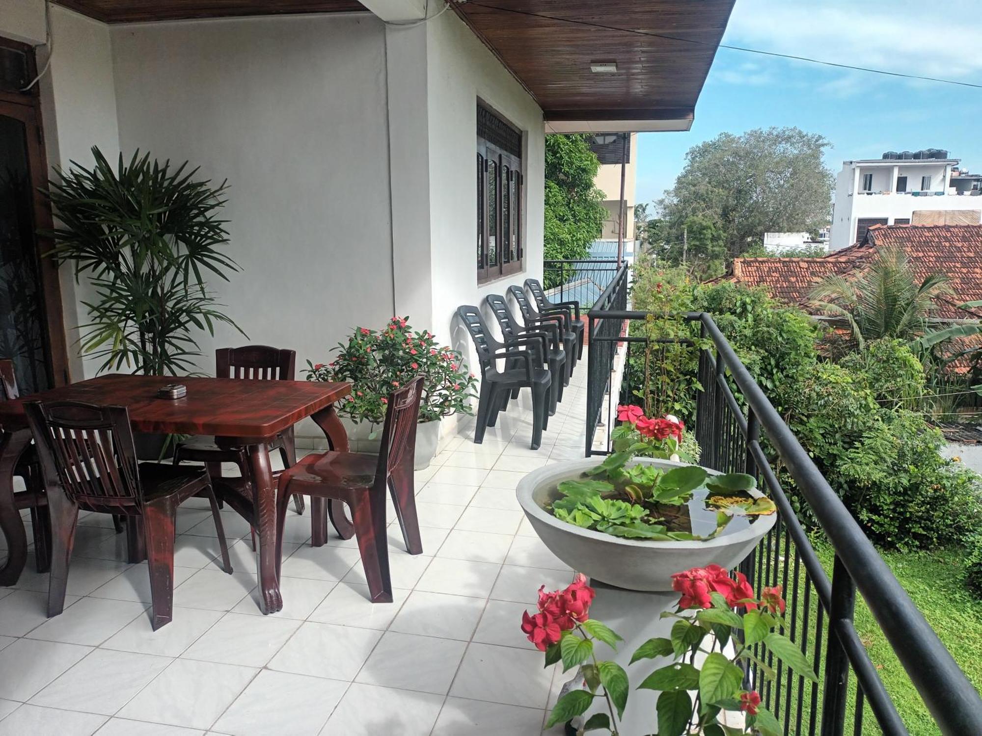 Lovely Flowers In Mount Lavinia Dehiwala-Mount Lavinia Exterior foto